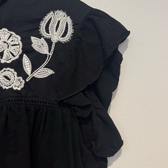 Black top with white embroidery and cap sleeves! - Picture 5 of 5